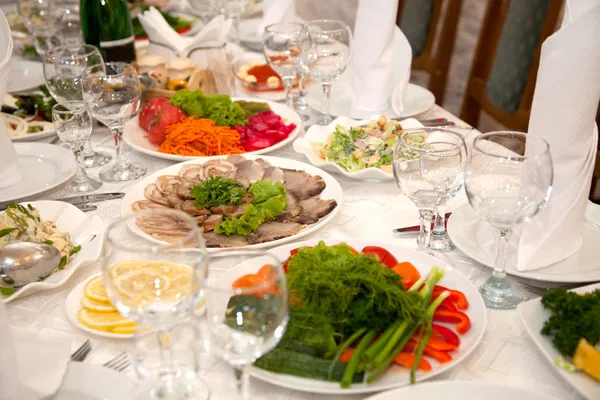 Comida en la mesa del banquete —  Fotos de Stock