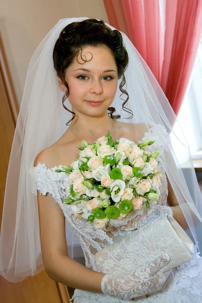 ウェディング ブーケを持つ若い花嫁 — ストック写真