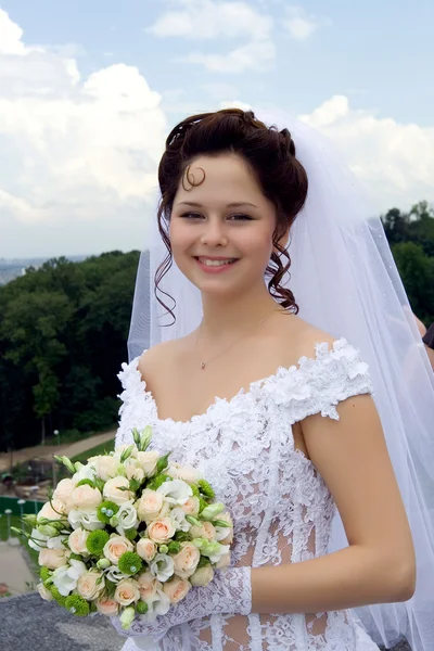 Retrato de jovem noiva bonita — Fotografia de Stock