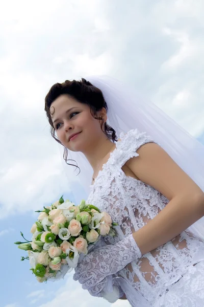 Jonge mooie bruid buitenshuis — Stockfoto