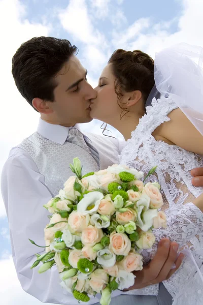 Mutlu yeni evli çift açık havada — Stok fotoğraf