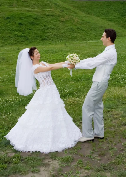Szczęśliwi nowożeńcy para na zewnątrz — Zdjęcie stockowe