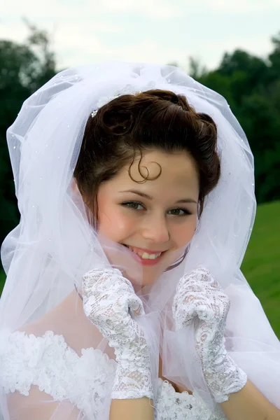 Jovem noiva bonita ao ar livre — Fotografia de Stock