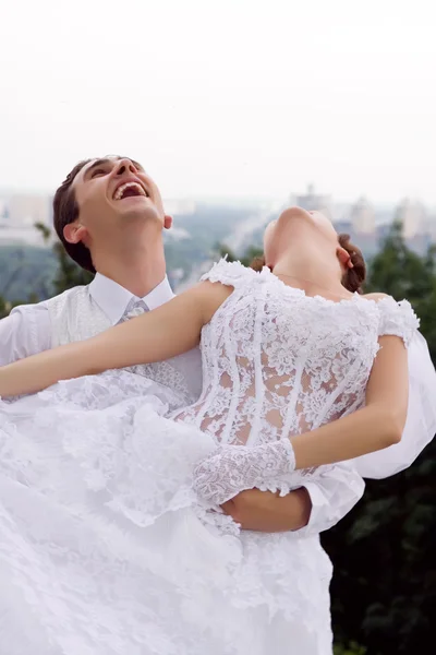 Feliz pareja de recién casados al aire libre —  Fotos de Stock