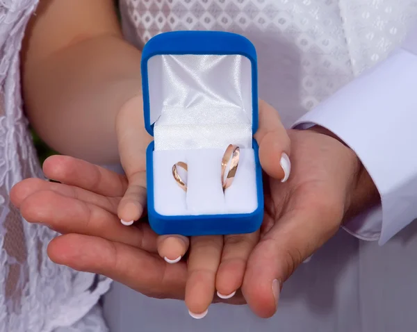 Handen van pasgetrouwden met trouwringen — Stockfoto