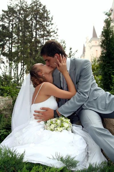 Giovani sposi coppia all'aperto — Foto Stock