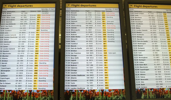 Airport departures board — Stock Photo, Image