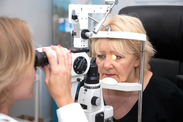 Доктор и пациент в офтальмологической лаборатории — стоковое фото