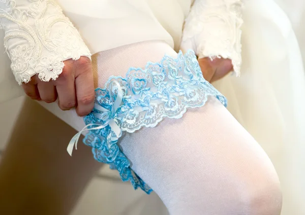 Kék menyasszonyi harisnyakötő-a a menyasszony — Stock Fotó