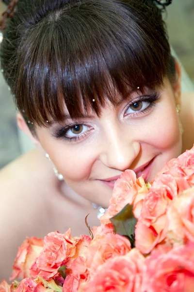 Hermosa novia con ramo de rosas —  Fotos de Stock