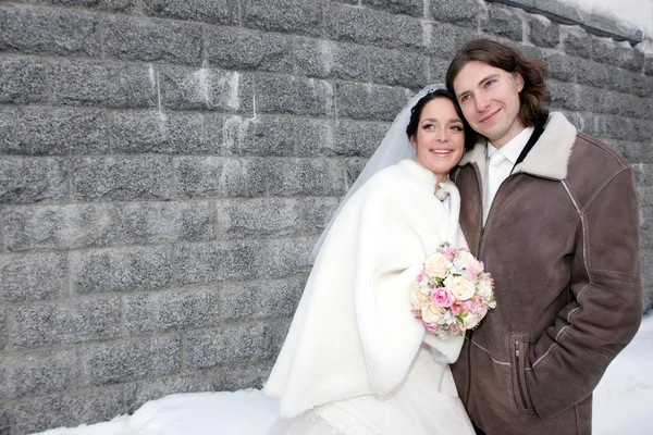 Bruid en bruidegom cople buiten — Stockfoto