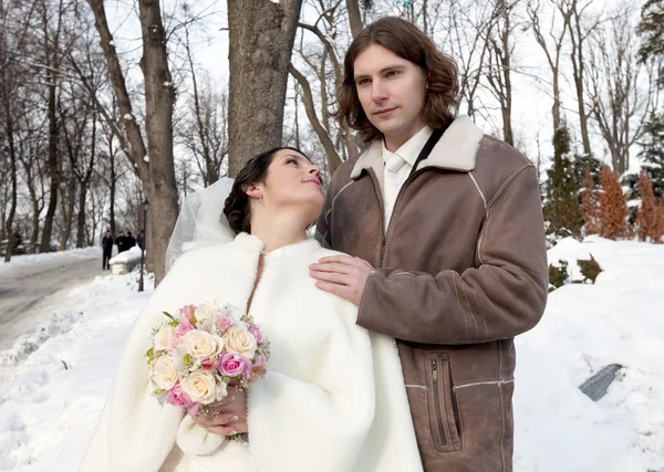 Nevěsta a ženich pár venkovní — Stock fotografie