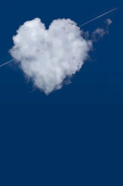Durchbohrte herzförmige Wolke — Stockfoto