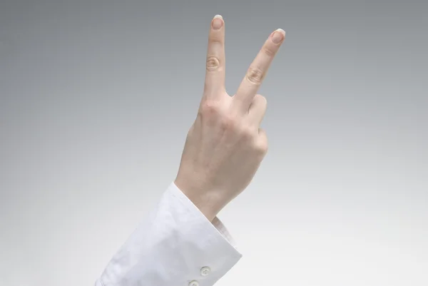 Рука жінки, що показує символ Перемоги — стокове фото