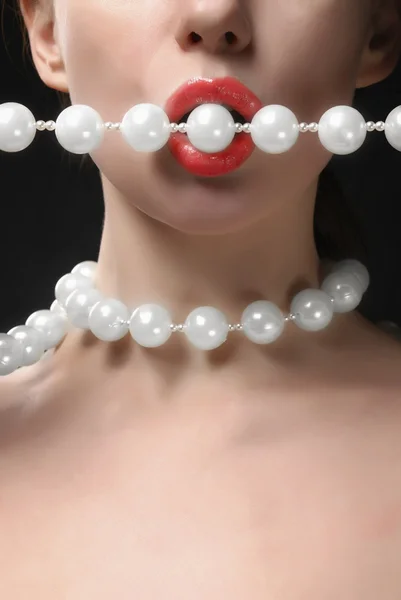 Femme bouche ouverte avec des perles — Photo