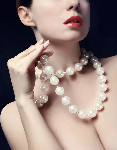 Mujer joven con perlas Imágenes De Stock Sin Royalties Gratis