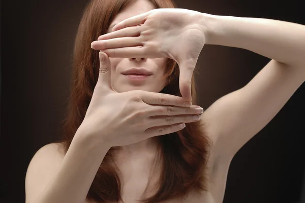 Mão da mulher mostrando colheita — Fotografia de Stock