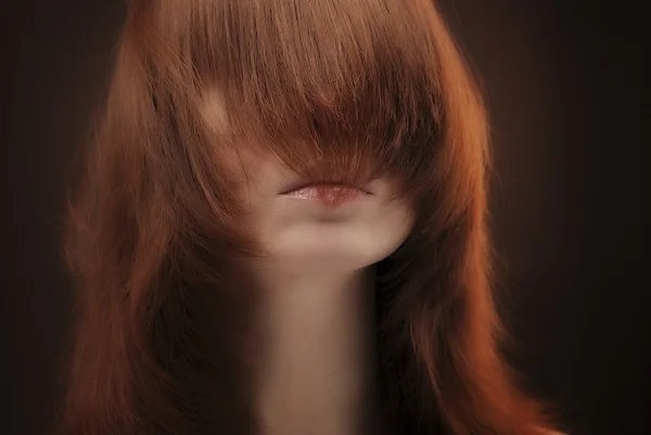 Μακριά μαλλιά κάλυψη γυναικείο πρόσωπο — Φωτογραφία Αρχείου