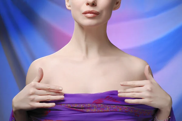Junge Frau berührt ihre Brust — Stockfoto