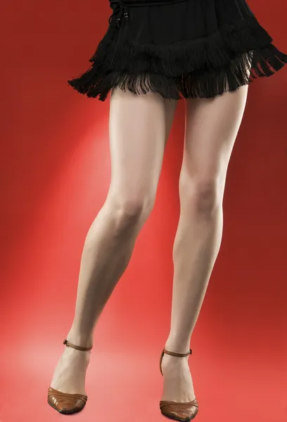 Kadının uzun bacaklar yüksek topuklar üzerinde — Stok fotoğraf