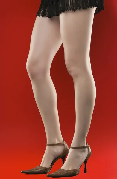 Kvinnas sexiga långa ben på hög — Stockfoto