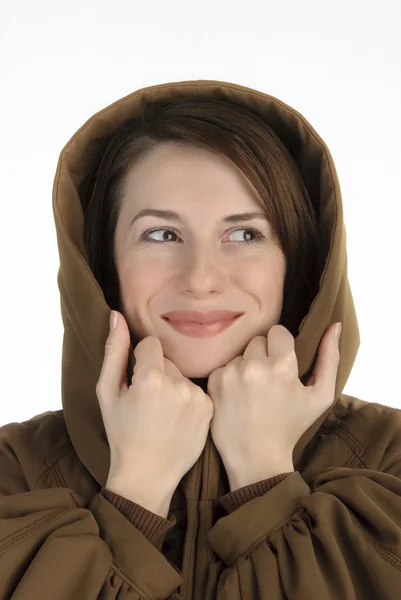 Veselá mladá žena drží kapuci — Stock fotografie