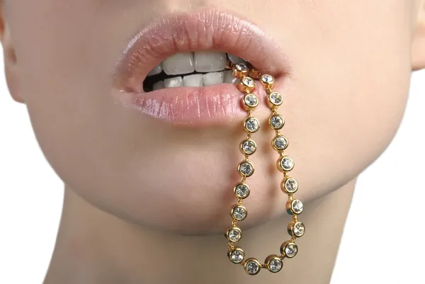 Kobieta trzyma bransoletę w jej ustach — Zdjęcie stockowe