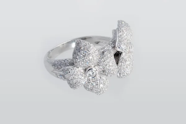 Platinum ring with diamonds — Stock Photo, Image