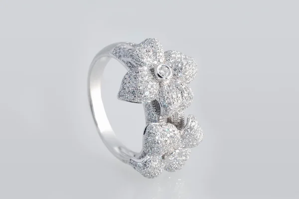 Platina gyűrű gyémántokkal — Stock Fotó