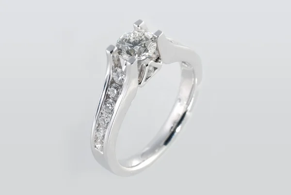 Δαχτυλίδι λευκόχρυσο με διαμάντια — Φωτογραφία Αρχείου