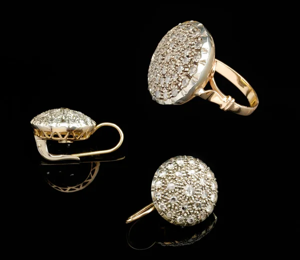 Két arany fülbevaló és gyűrű — Stock Fotó
