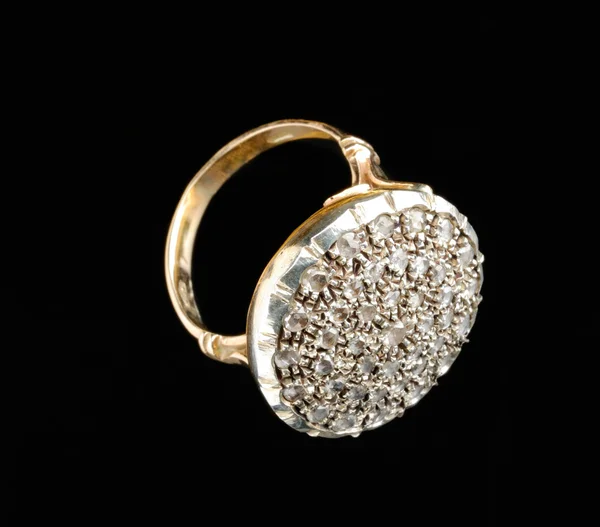 Anel dourado com diamantes — Fotografia de Stock