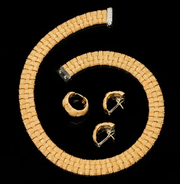 Σκουλαρίκια και δαχτυλίδι, χρυσό βραχιόλι — Φωτογραφία Αρχείου