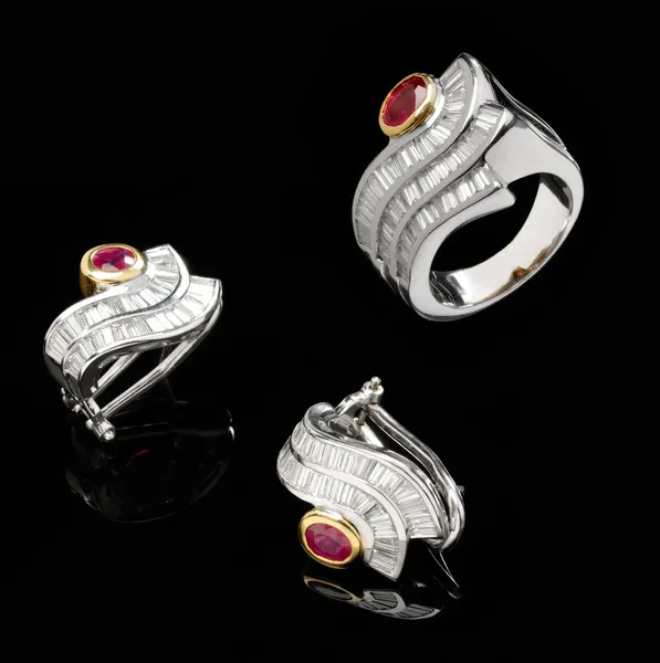 Két ezüst fülbevaló és rubin gyűrű — Stock Fotó