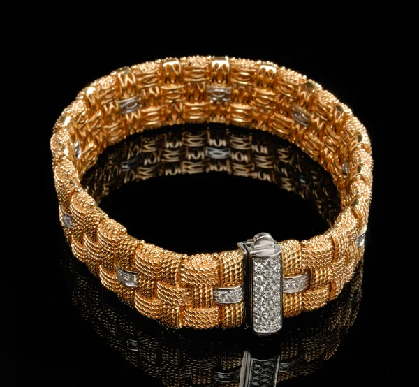 다이아몬드와 황금 팔찌 — 스톡 사진