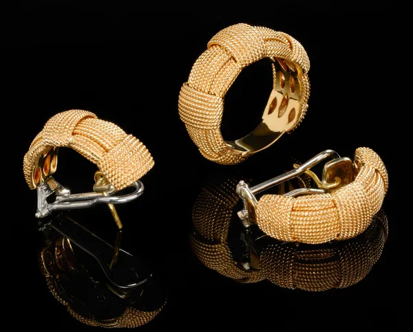 Zwei goldene Ohrringe und Ring — Stockfoto