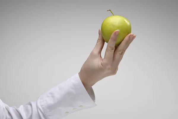 緑のリンゴを持っている女性の手 — ストック写真