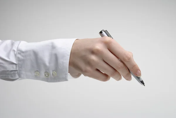 Рука жінки тримає срібну ручку — стокове фото