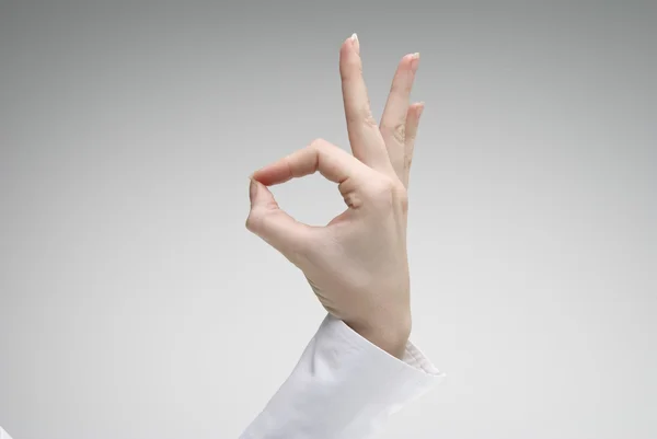 Жіноча рука, що показує символ ОК — стокове фото