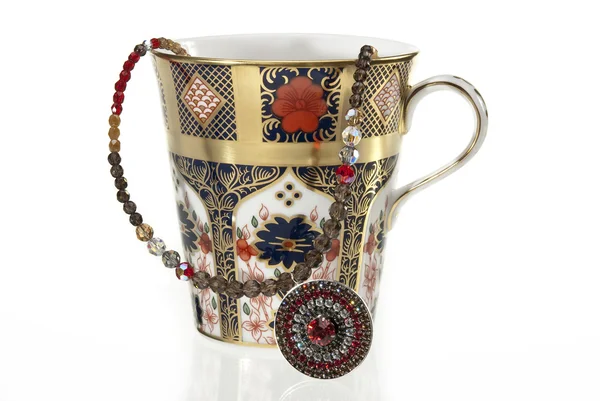Роскошная чашка чая с украшениями — стоковое фото