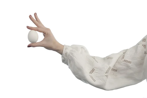 Рука жінки тримає яйце — стокове фото
