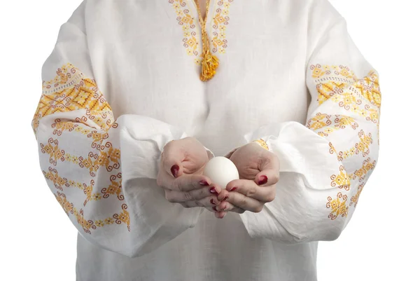 Woman's hand holding the egg — Stock Photo, Image