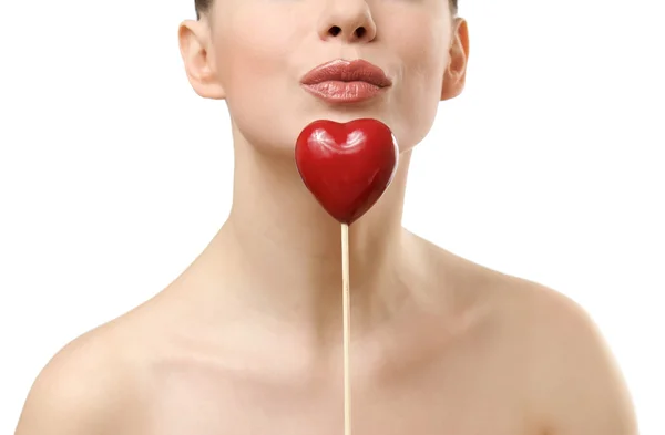 Vacker kvinna anläggning röd hjärta. — Stockfoto