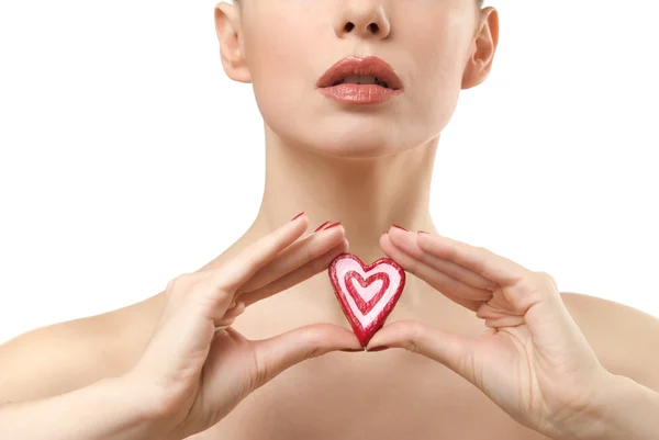 Giovane donna mostrando caramelle a forma di cuore . — Foto Stock