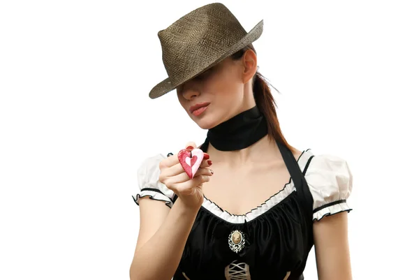 Şapka gösteren kalp giyen kadın p şeklinde — Stok fotoğraf