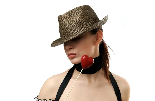 Kvinna som bär hatt visar hjärtat formade c — Stockfoto