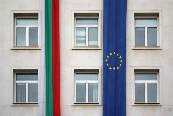 Bandeiras da União Europeia e da Bulgária, Sofia — Fotografia de Stock