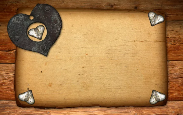 Старая бумага на деревянной текстуре с сердцами — стоковое фото