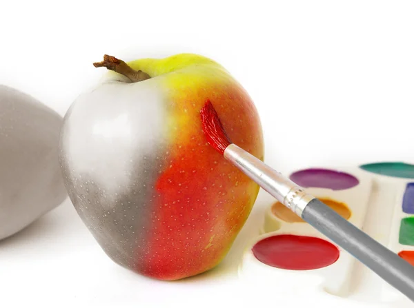Яблоко и краски — стоковое фото