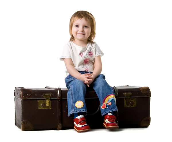 Дитина сидить у старій валізі — стокове фото